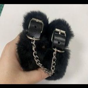 Черные наручники на цепи с меховой опушкой
