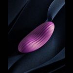 Фиолетовый клиторальный стимулятор Edeny с управлением через приложение