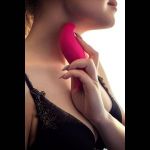 Ярко-розовый многофункциональный стимулятор клитора Blossy