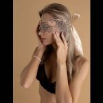Нежная кружевная маска на атласных завязках