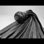 Черная генитальная кожаная плеть - 30 см.