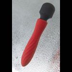 Красно-черный двусторонний вибромассажер Black&Red - 21 см.