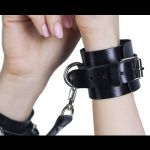 Черные кожаные наручники с соединением на карабинах