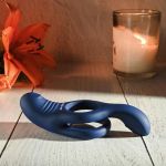 Синее эрекционное виброкольцо с двойным подхватом мошонки Ring Around The Rosy