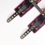 Черные кожаные оковы с розовой строчкой
