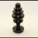 Черная фигурная анальная пробка с красным кристаллом - 8,2 см.